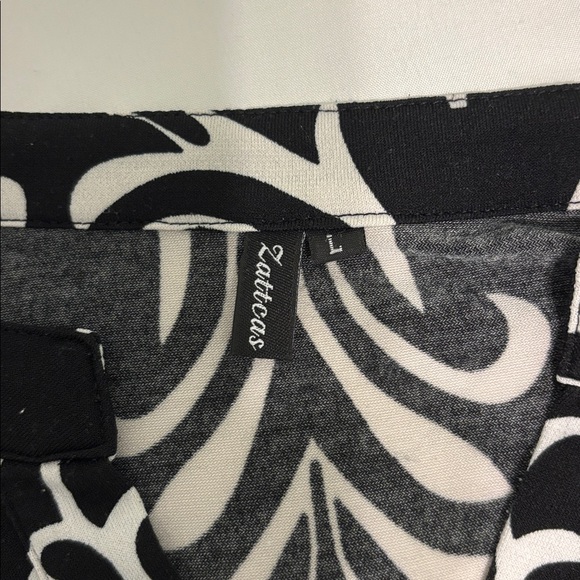 Elegant Black and White Patterned Women's Top - Picture 2 of 7